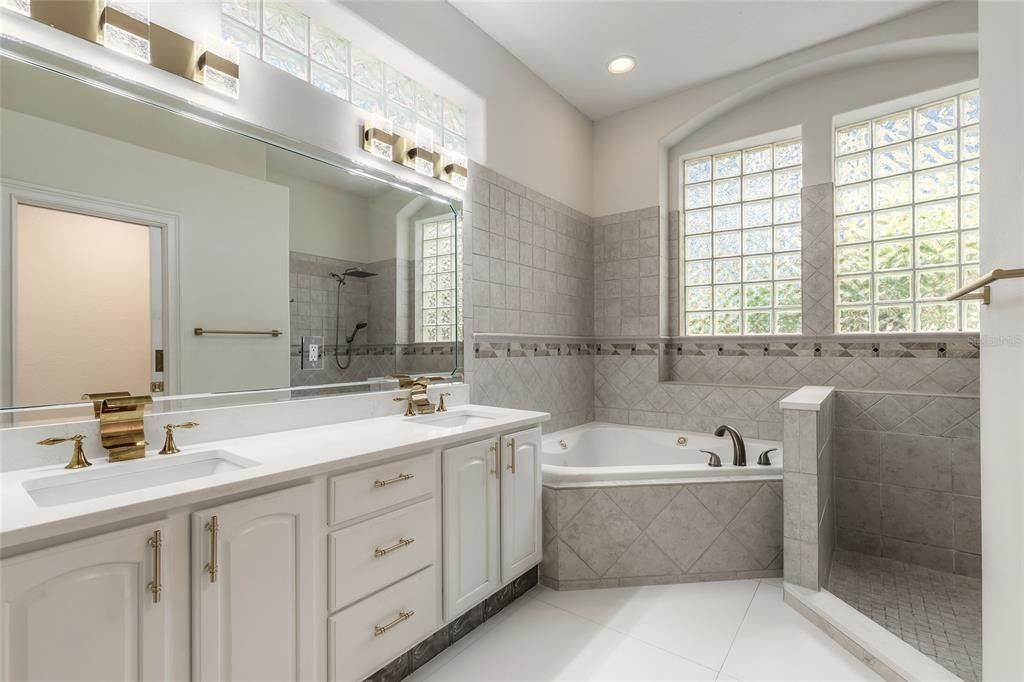 En Venta: $1,100,000 (5 camas, 4 baños, 3484 Pies cuadrados)