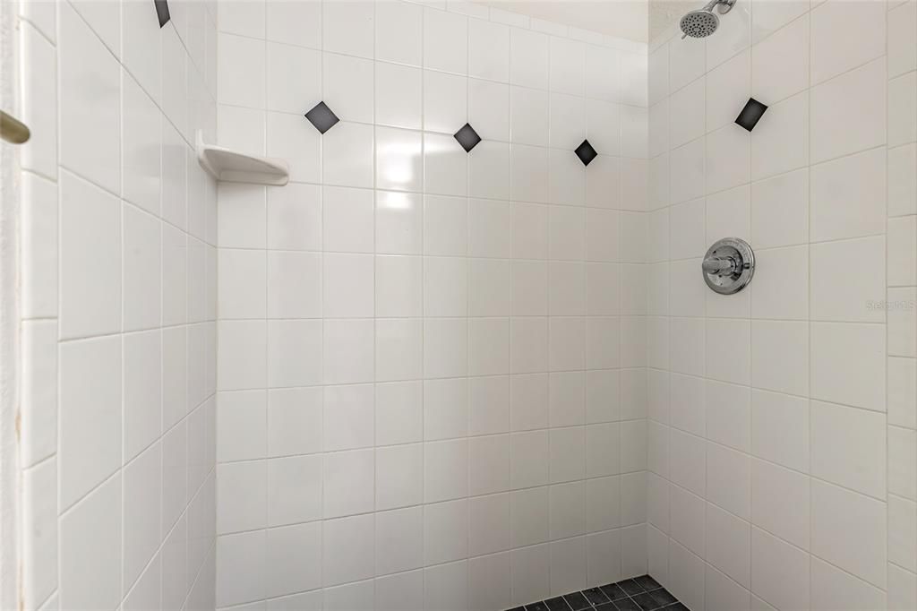 En Venta: $1,100,000 (5 camas, 4 baños, 3484 Pies cuadrados)