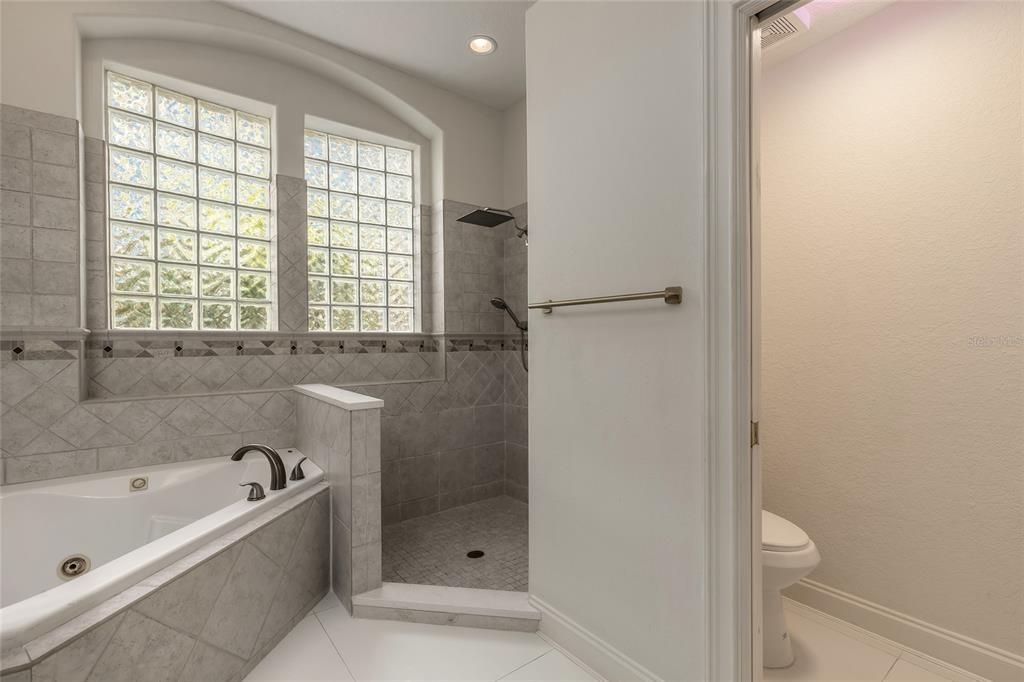 En Venta: $1,100,000 (5 camas, 4 baños, 3484 Pies cuadrados)