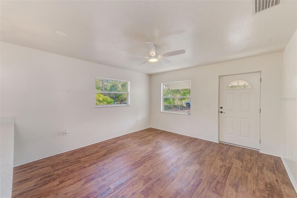 For Sale: $285,000 (3 beds, 2 baths, 981 Square Feet)