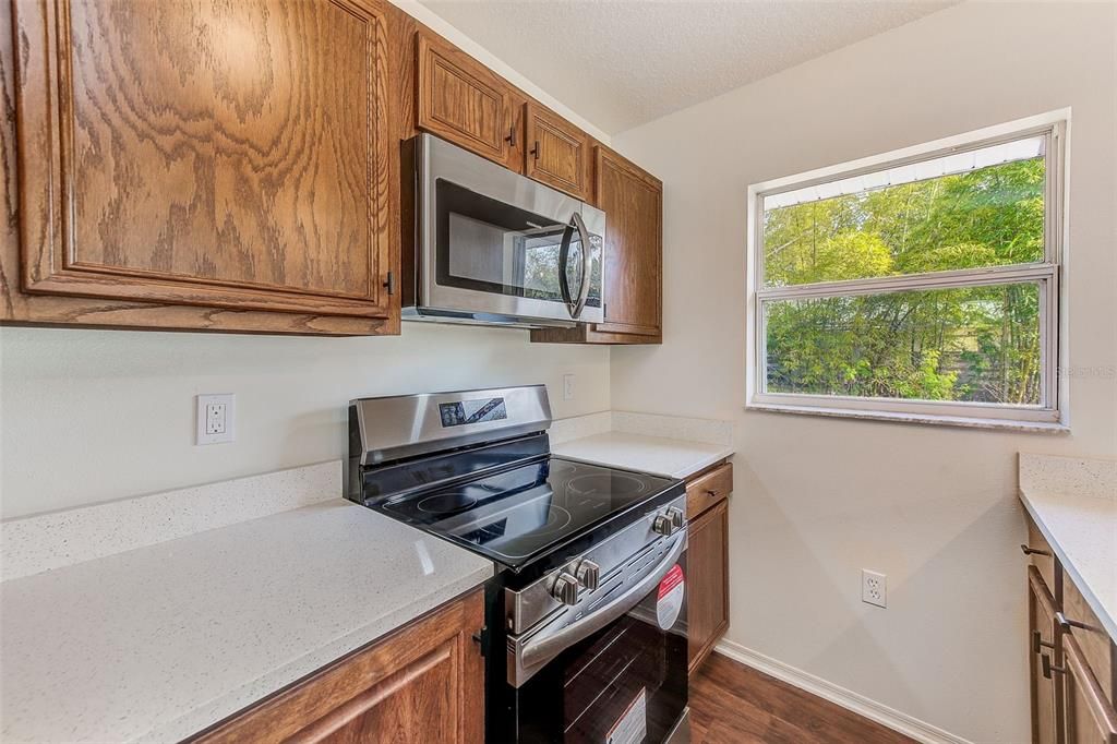 For Sale: $285,000 (3 beds, 2 baths, 981 Square Feet)