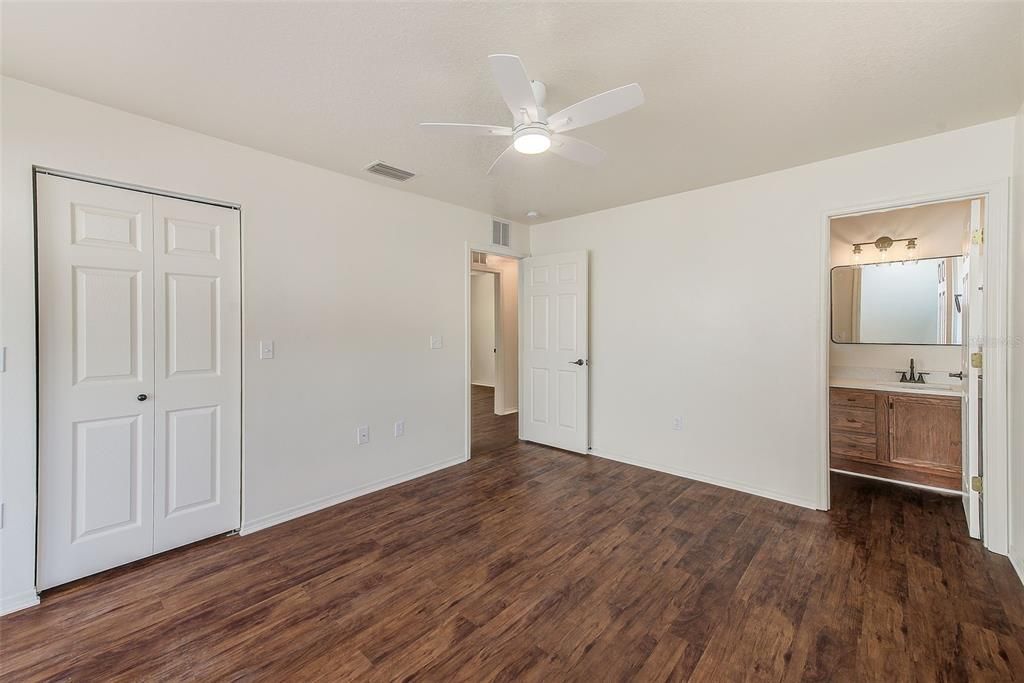 For Sale: $285,000 (3 beds, 2 baths, 981 Square Feet)