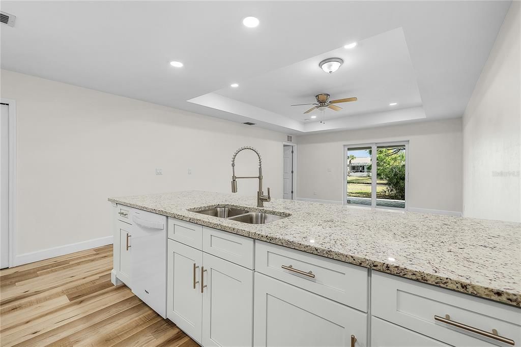 На продажу: $649,900 (6 спален, 4 ванн, 2500 Квадратных фут)