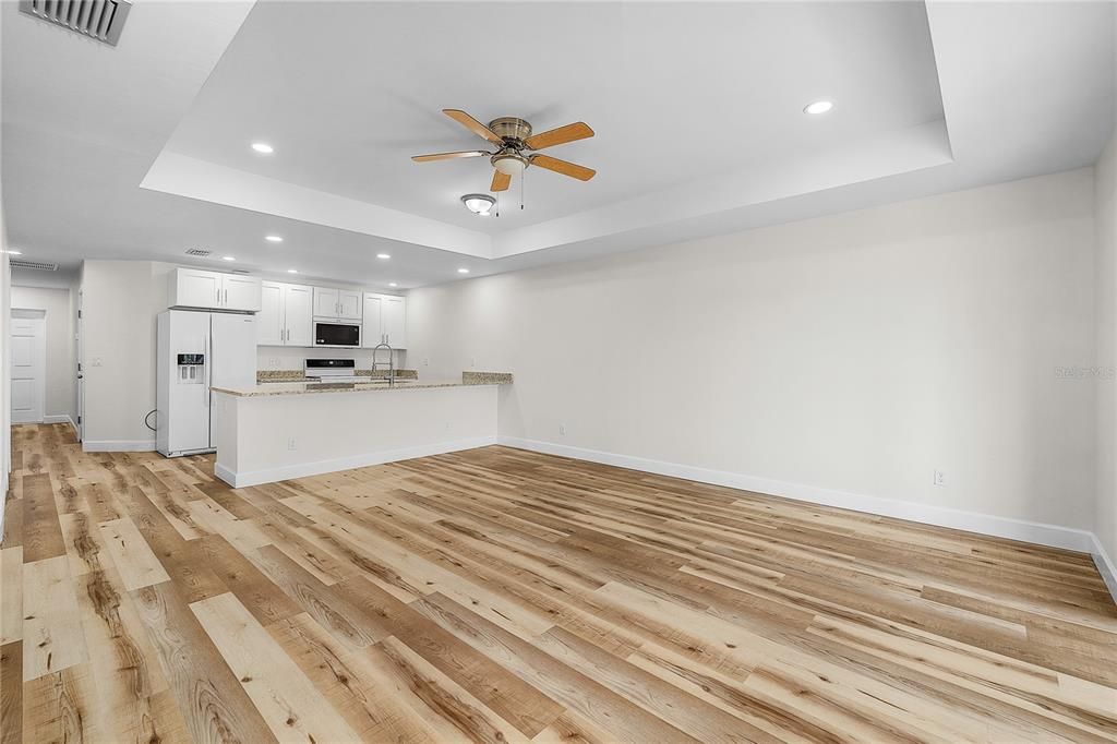 На продажу: $649,900 (6 спален, 4 ванн, 2500 Квадратных фут)