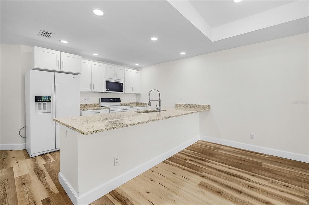 На продажу: $649,900 (6 спален, 4 ванн, 2500 Квадратных фут)