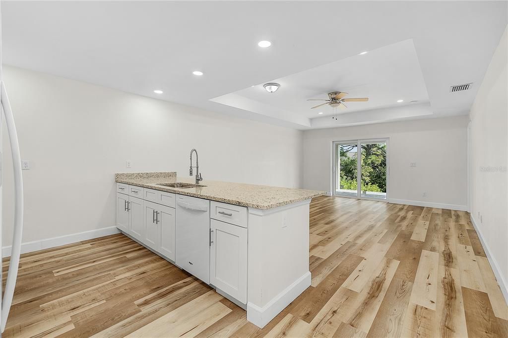 На продажу: $649,900 (6 спален, 4 ванн, 2500 Квадратных фут)