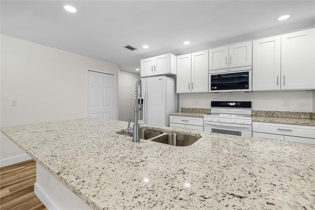 На продажу: $649,900 (6 спален, 4 ванн, 2500 Квадратных фут)