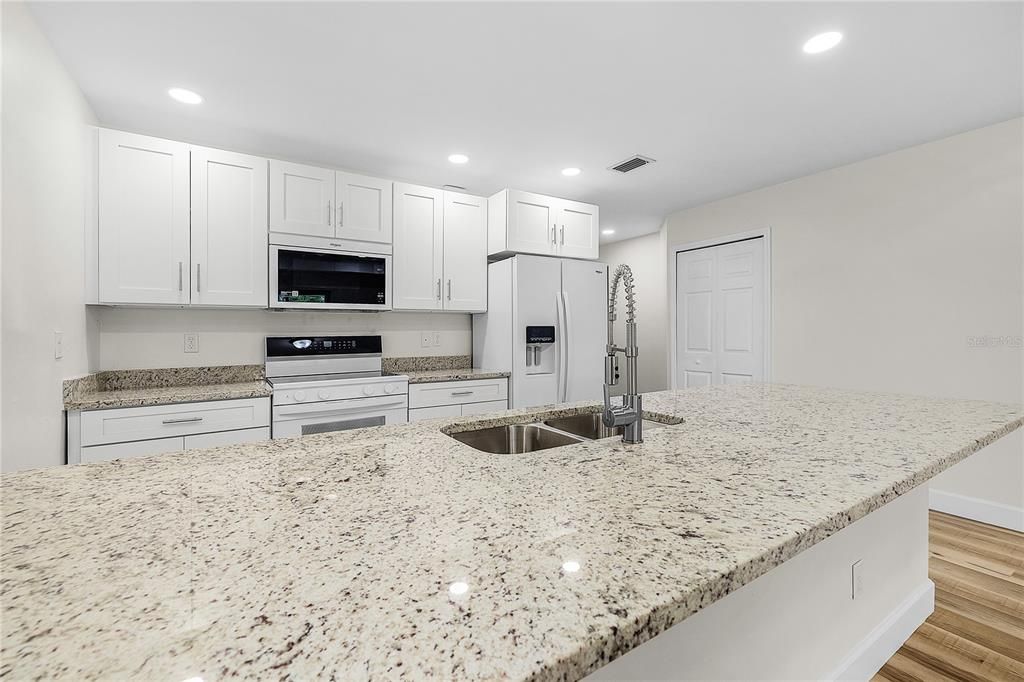 На продажу: $649,900 (6 спален, 4 ванн, 2500 Квадратных фут)