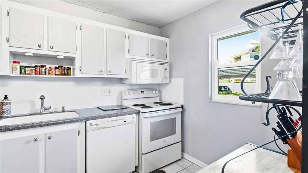 For Sale: $141,568 (2 beds, 2 baths, 1050 Square Feet)