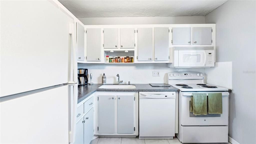 For Sale: $141,568 (2 beds, 2 baths, 1050 Square Feet)