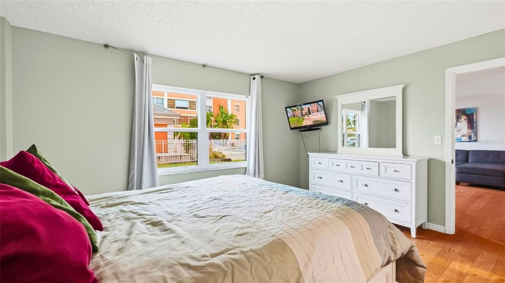 For Sale: $141,568 (2 beds, 2 baths, 1050 Square Feet)