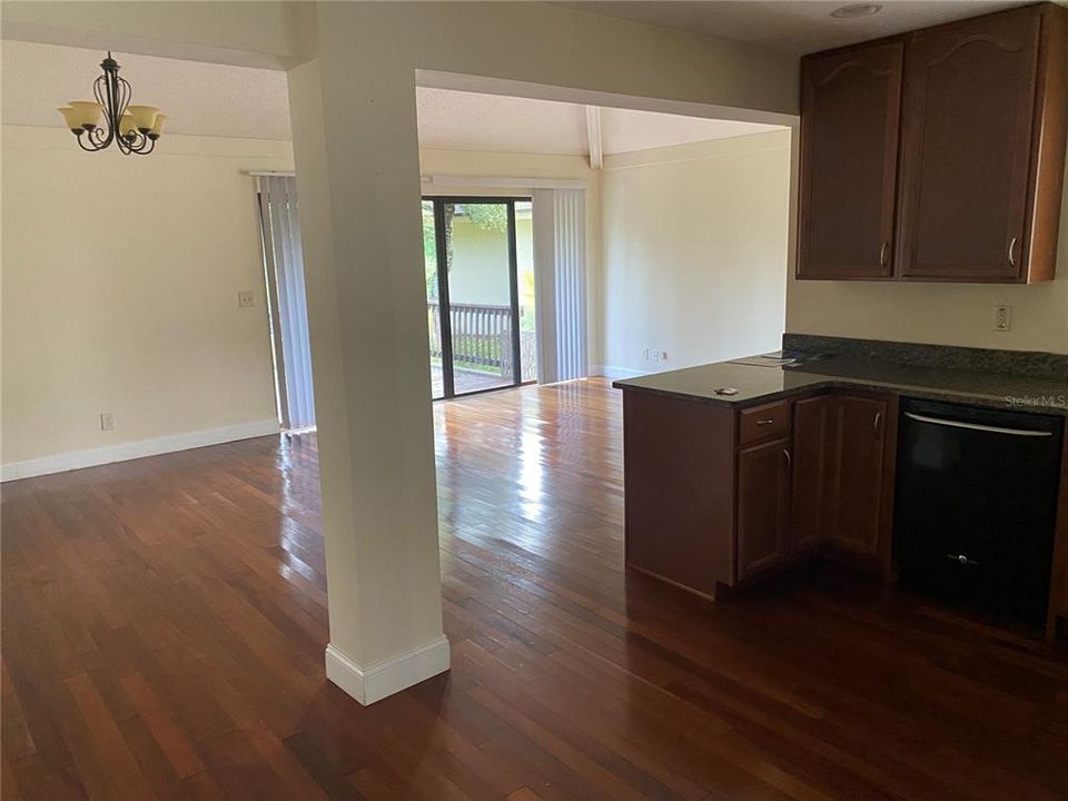 For Sale: $315,000 (2 beds, 2 baths, 1289 Square Feet)