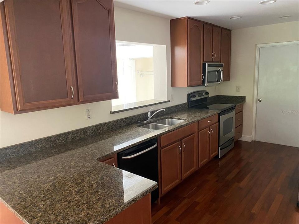 For Sale: $315,000 (2 beds, 2 baths, 1289 Square Feet)