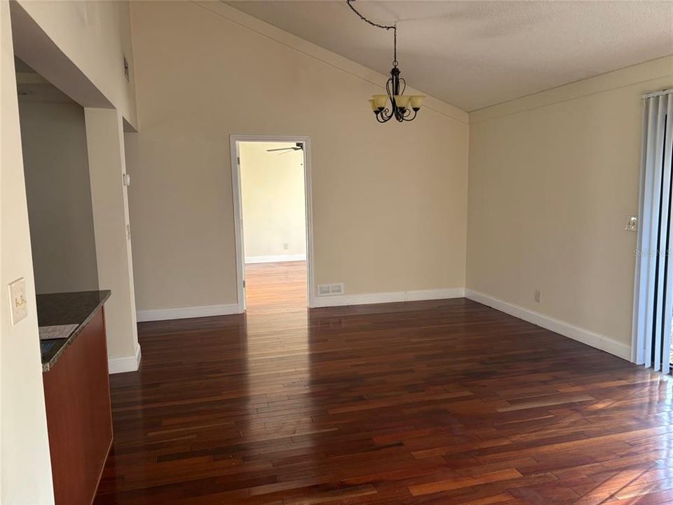 For Sale: $315,000 (2 beds, 2 baths, 1289 Square Feet)
