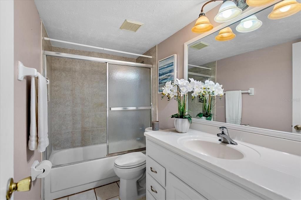 For Sale: $165,000 (2 beds, 2 baths, 1000 Square Feet)