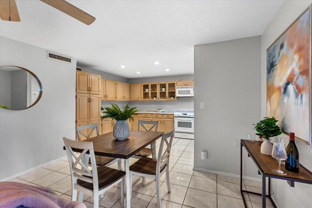 For Sale: $165,000 (2 beds, 2 baths, 1000 Square Feet)