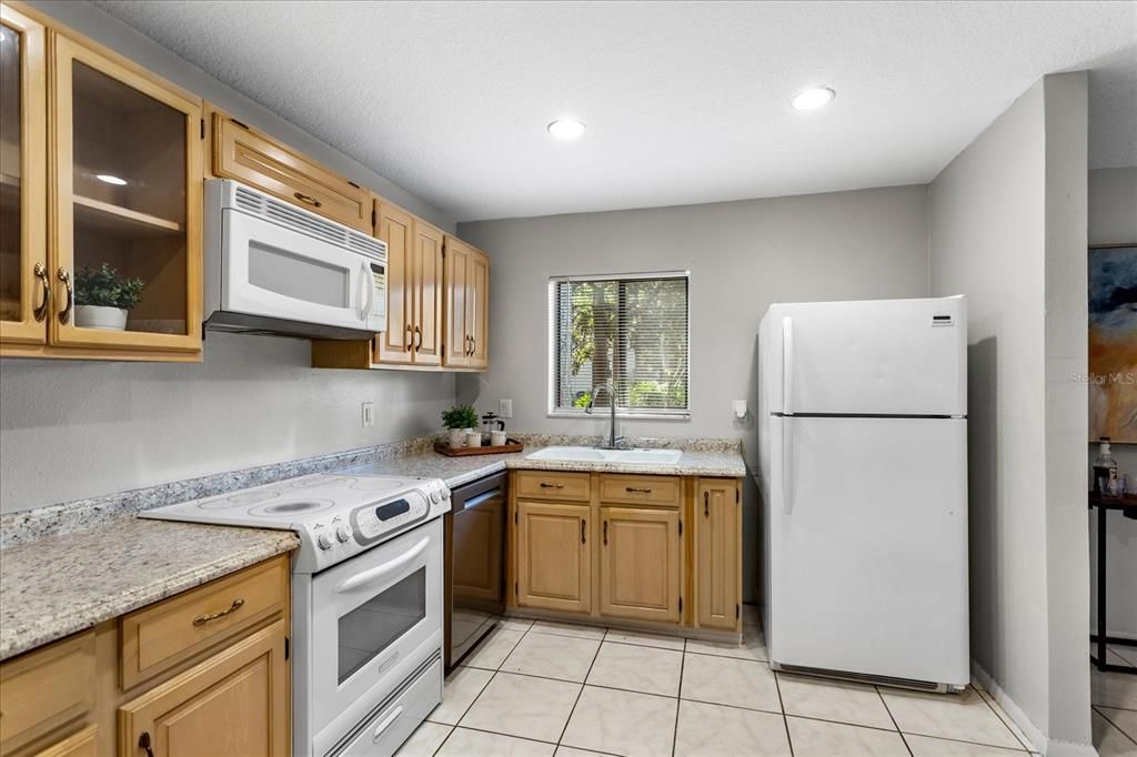 For Sale: $165,000 (2 beds, 2 baths, 1000 Square Feet)