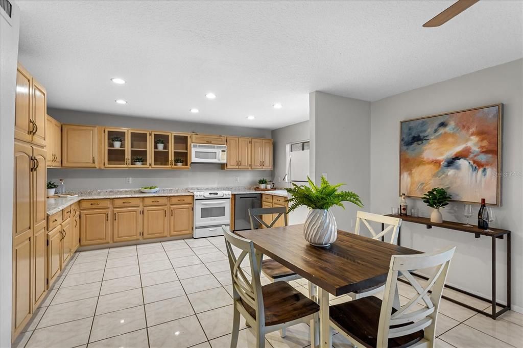 For Sale: $165,000 (2 beds, 2 baths, 1000 Square Feet)