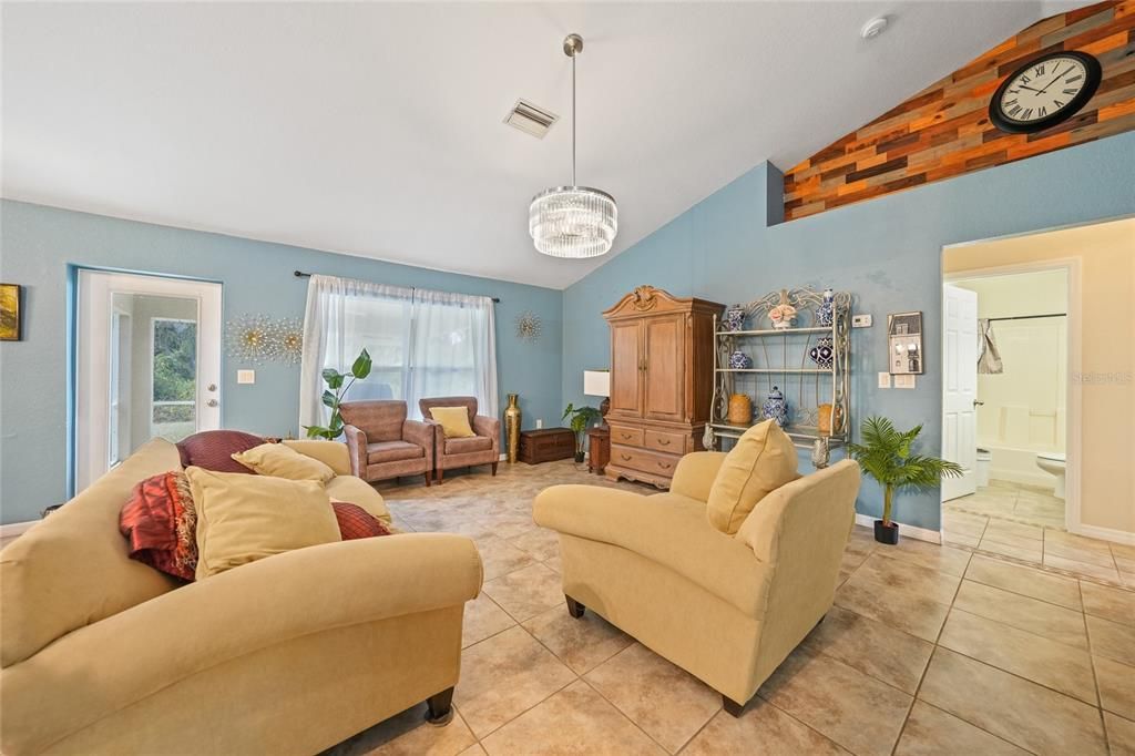 En Venta: $299,900 (3 camas, 2 baños, 1725 Pies cuadrados)