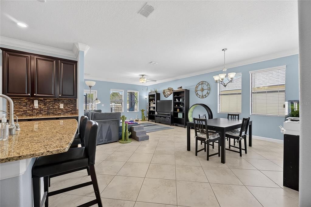 En Venta: $384,900 (4 camas, 3 baños, 2049 Pies cuadrados)