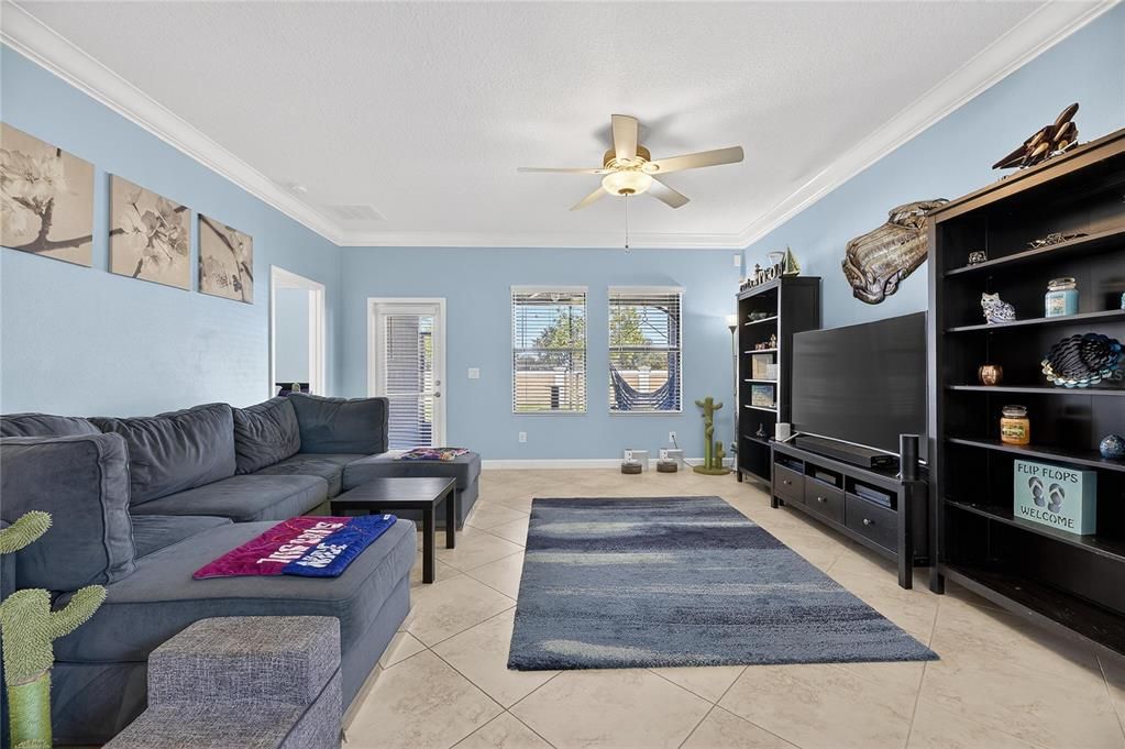 En Venta: $384,900 (4 camas, 3 baños, 2049 Pies cuadrados)