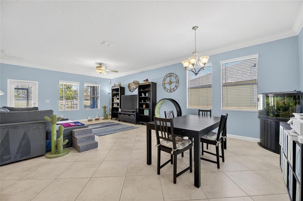 En Venta: $384,900 (4 camas, 3 baños, 2049 Pies cuadrados)