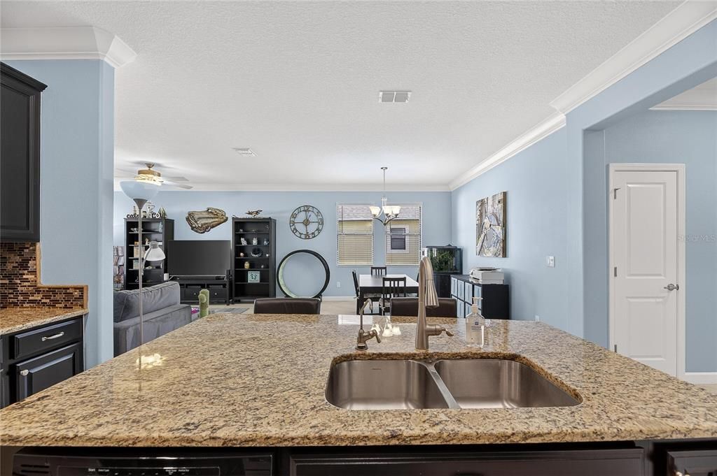 En Venta: $384,900 (4 camas, 3 baños, 2049 Pies cuadrados)