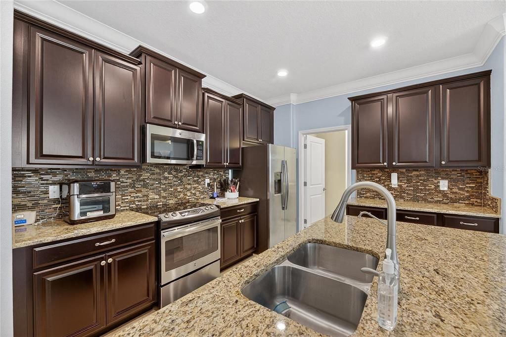 En Venta: $384,900 (4 camas, 3 baños, 2049 Pies cuadrados)