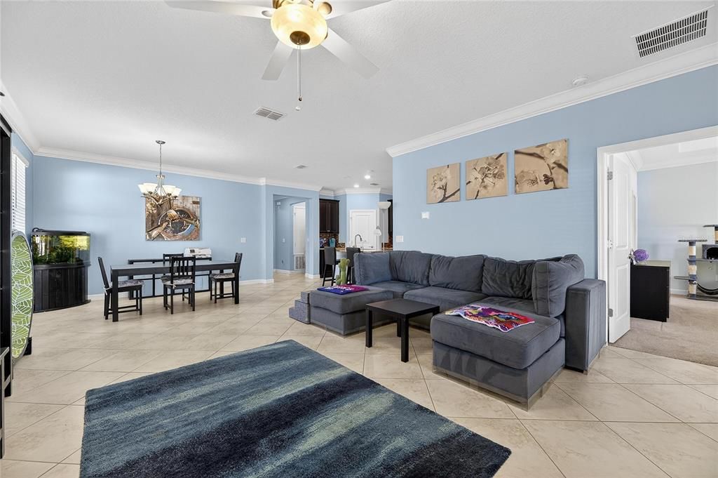 En Venta: $384,900 (4 camas, 3 baños, 2049 Pies cuadrados)