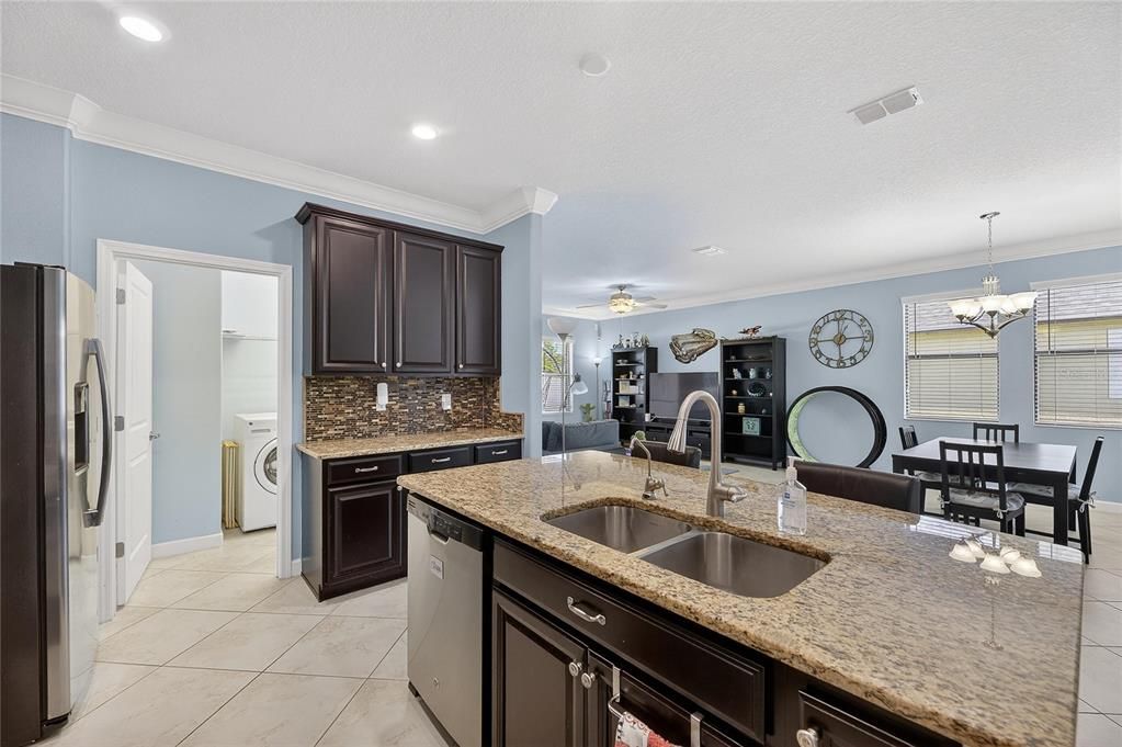 En Venta: $384,900 (4 camas, 3 baños, 2049 Pies cuadrados)