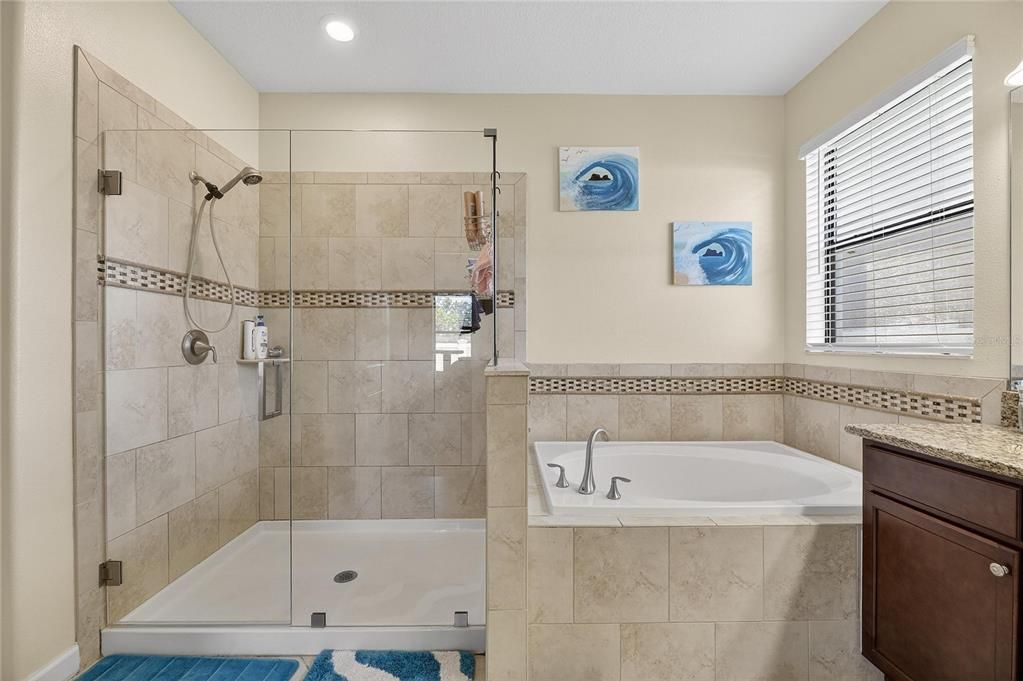 En Venta: $384,900 (4 camas, 3 baños, 2049 Pies cuadrados)