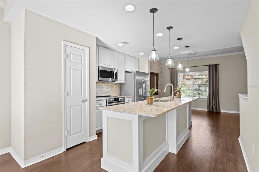 For Sale: $335,000 (2 beds, 2 baths, 1424 Square Feet)