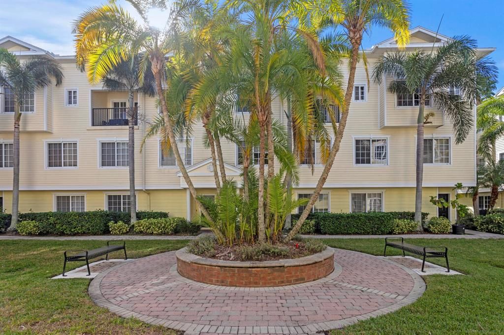 For Sale: $335,000 (2 beds, 2 baths, 1424 Square Feet)