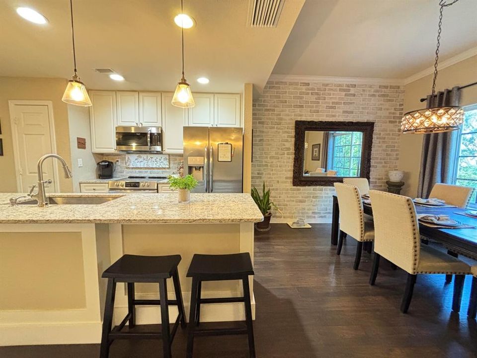 For Sale: $335,000 (2 beds, 2 baths, 1424 Square Feet)