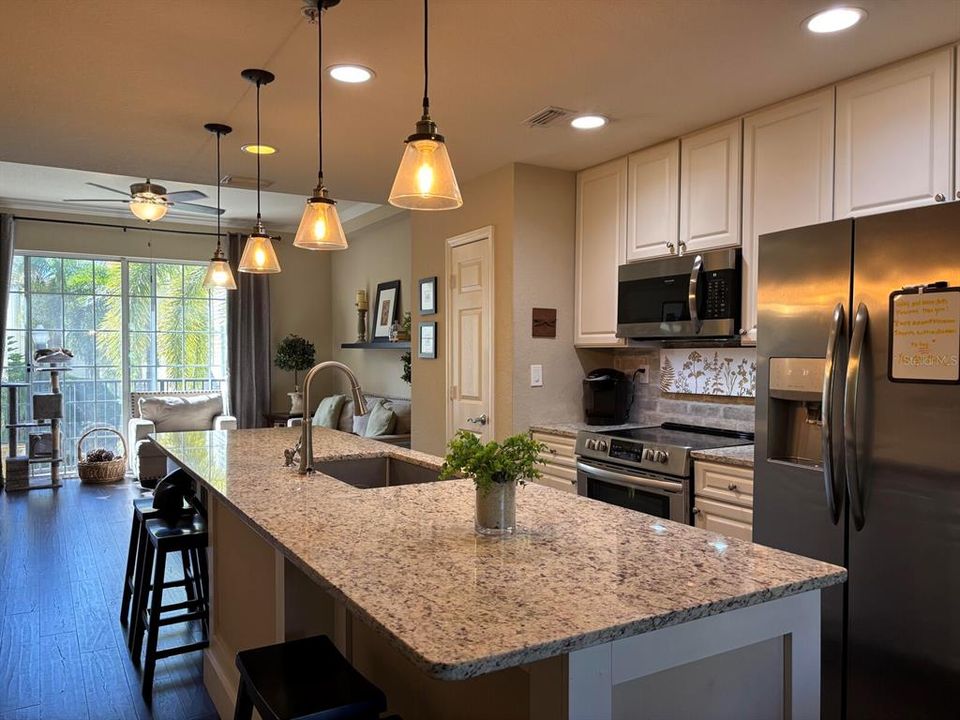 For Sale: $335,000 (2 beds, 2 baths, 1424 Square Feet)