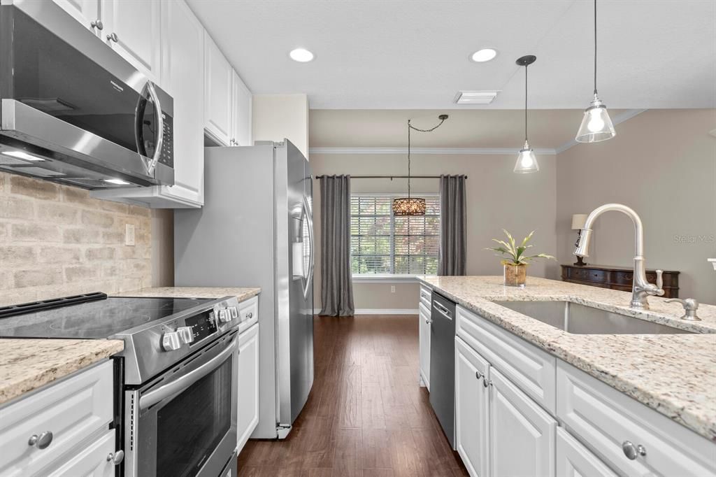 For Sale: $335,000 (2 beds, 2 baths, 1424 Square Feet)