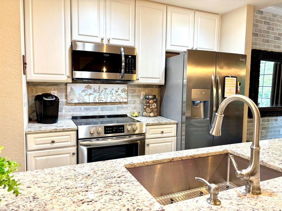 For Sale: $335,000 (2 beds, 2 baths, 1424 Square Feet)