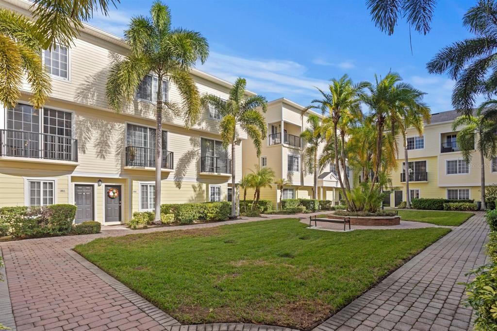 For Sale: $335,000 (2 beds, 2 baths, 1424 Square Feet)