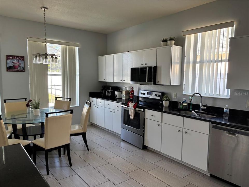 В аренду: $2,600 (4 спален, 3 ванн, 1808 Квадратных фут)