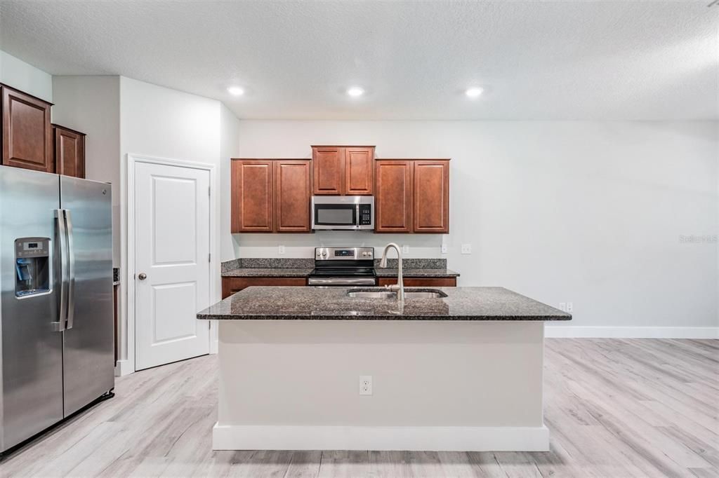 For Rent: $2,200 (3 beds, 2 baths, 1597 Square Feet)