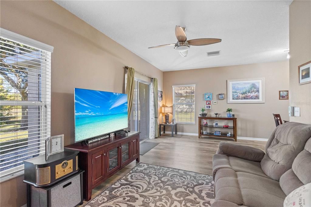 For Sale: $269,900 (3 beds, 2 baths, 1644 Square Feet)