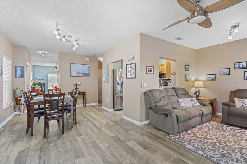 For Sale: $269,900 (3 beds, 2 baths, 1644 Square Feet)