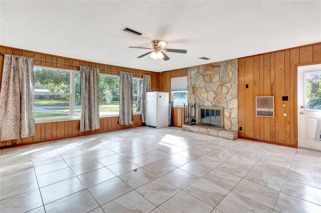 For Sale: $313,000 (3 beds, 2 baths, 1648 Square Feet)