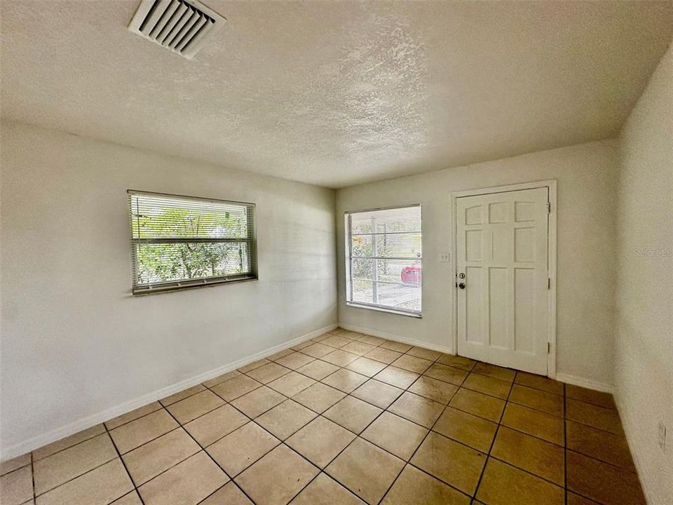 For Rent: $1,600 (2 beds, 1 baths, 836 Square Feet)