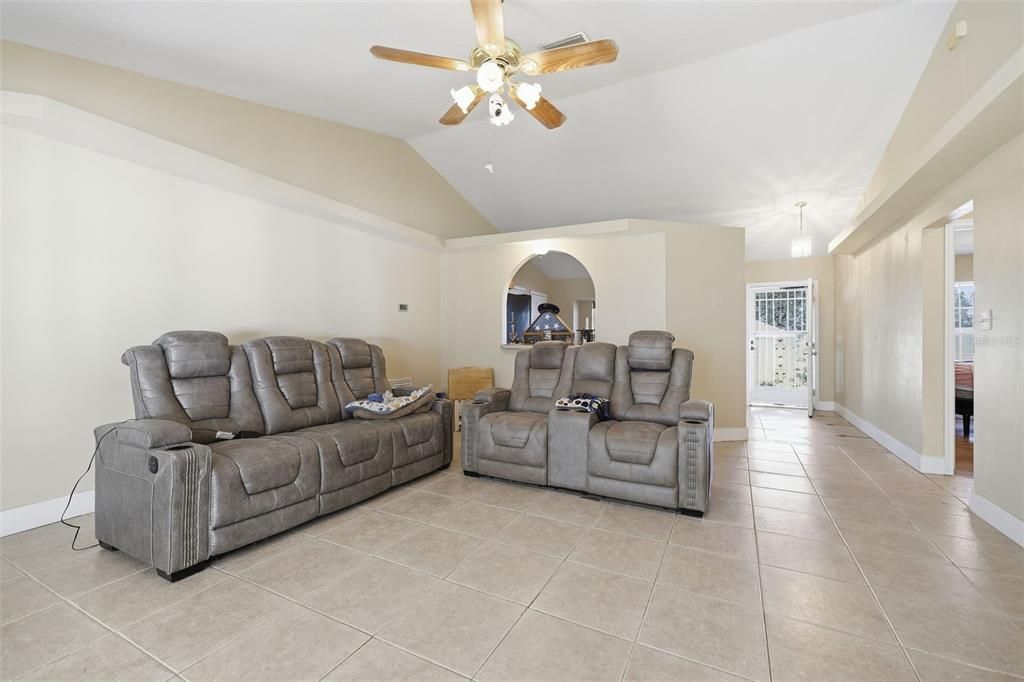 For Sale: $329,900 (3 beds, 2 baths, 1289 Square Feet)