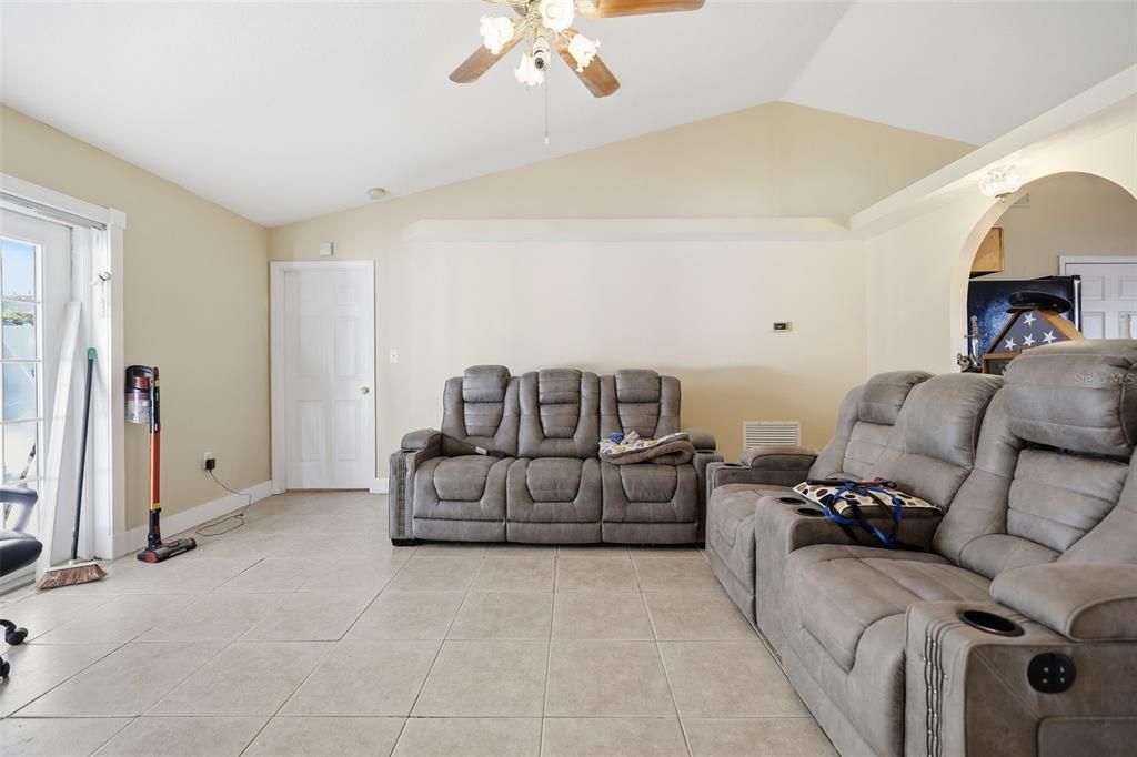 For Sale: $329,900 (3 beds, 2 baths, 1289 Square Feet)