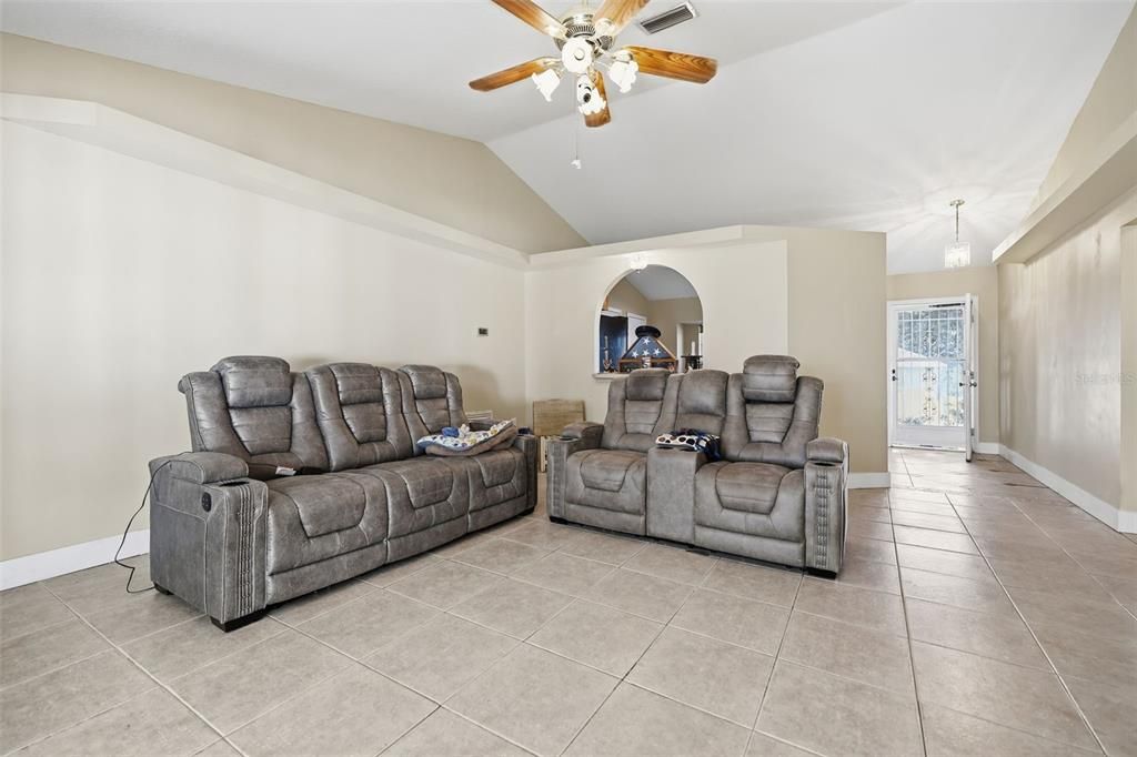 For Sale: $329,900 (3 beds, 2 baths, 1289 Square Feet)