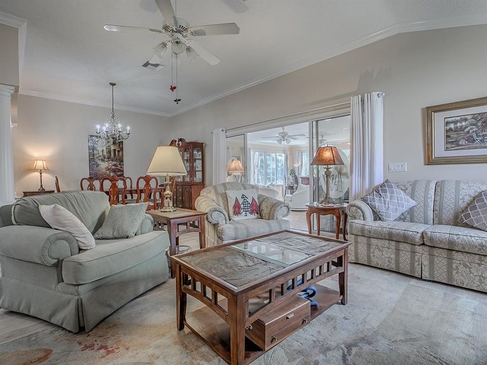 En Venta: $575,000 (3 camas, 2 baños, 2520 Pies cuadrados)