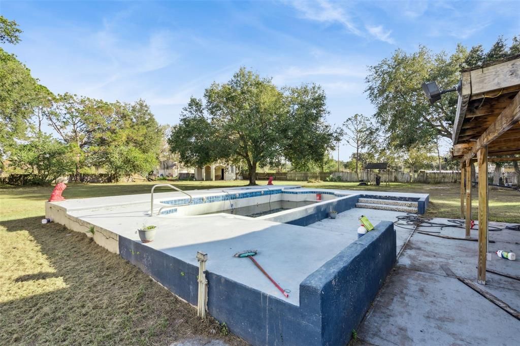 For Sale: $350,000 (3 beds, 1 baths, 2250 Square Feet)