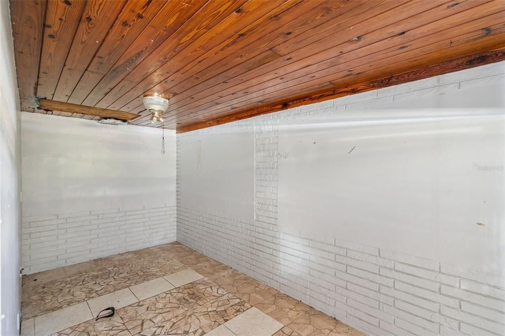 For Sale: $350,000 (3 beds, 1 baths, 2250 Square Feet)